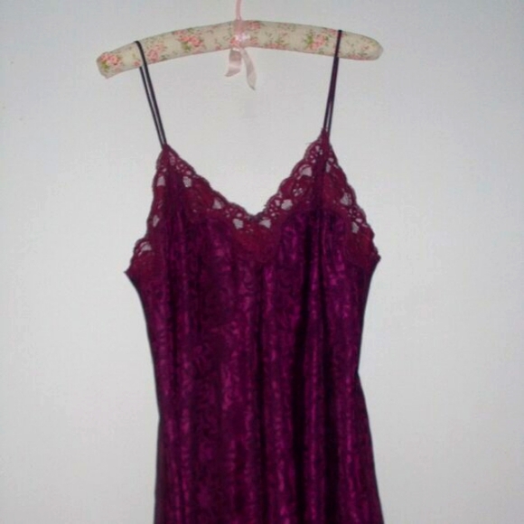Vintage Burgundy satin and lace lingerie Negligee In M-L - Picture 3 of 3
